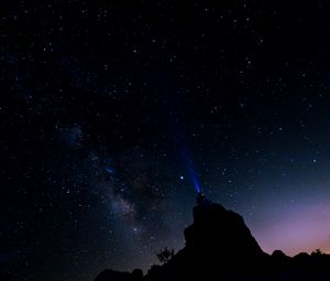 Preview wallpaper silhouette, starry sky, night, flashlight, glow
