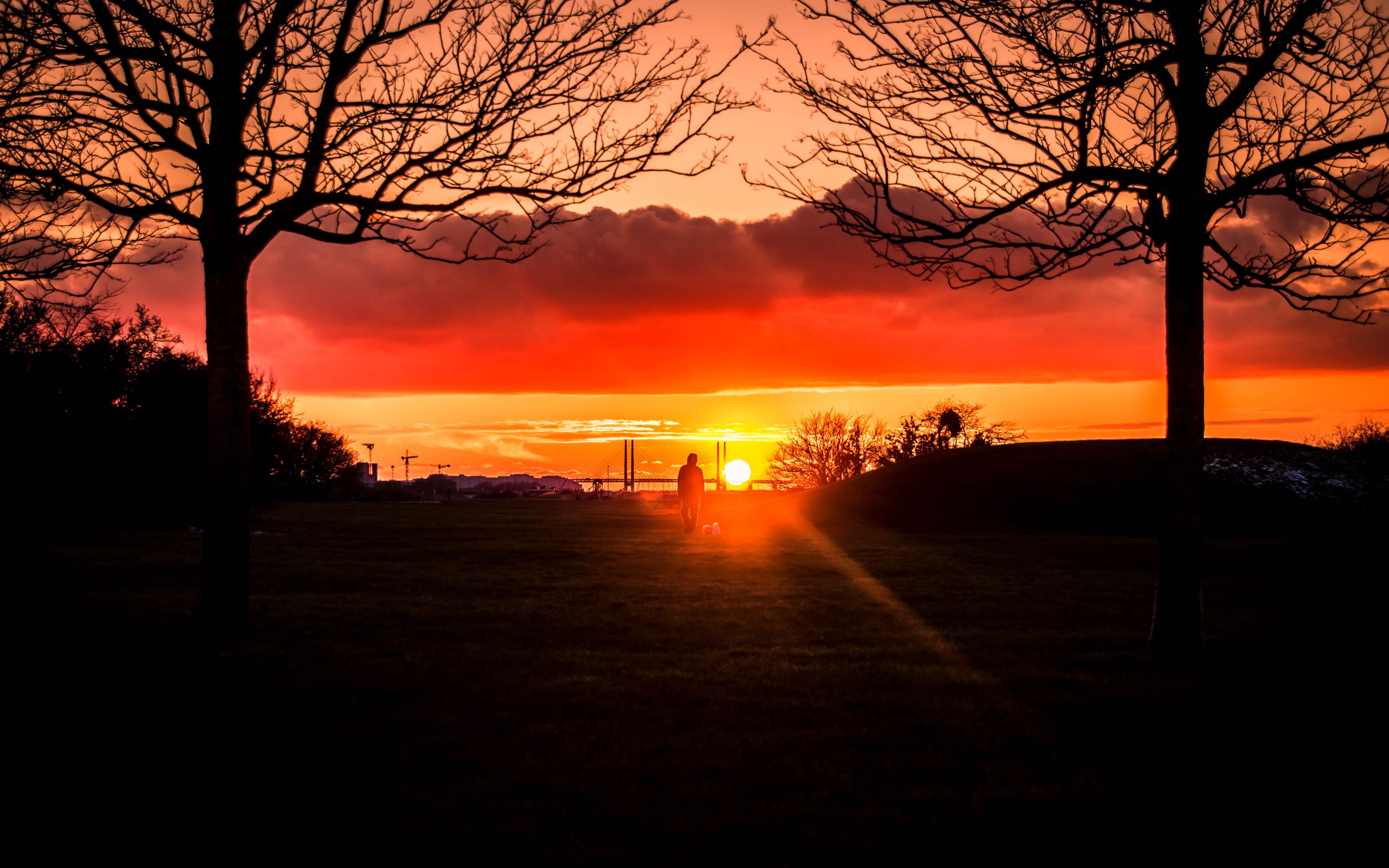 Download wallpaper 3840x2400 silhouette, sunset, alone, solitude, walk