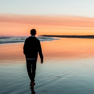 Preview wallpaper silhouette, sunset, horizon, beach