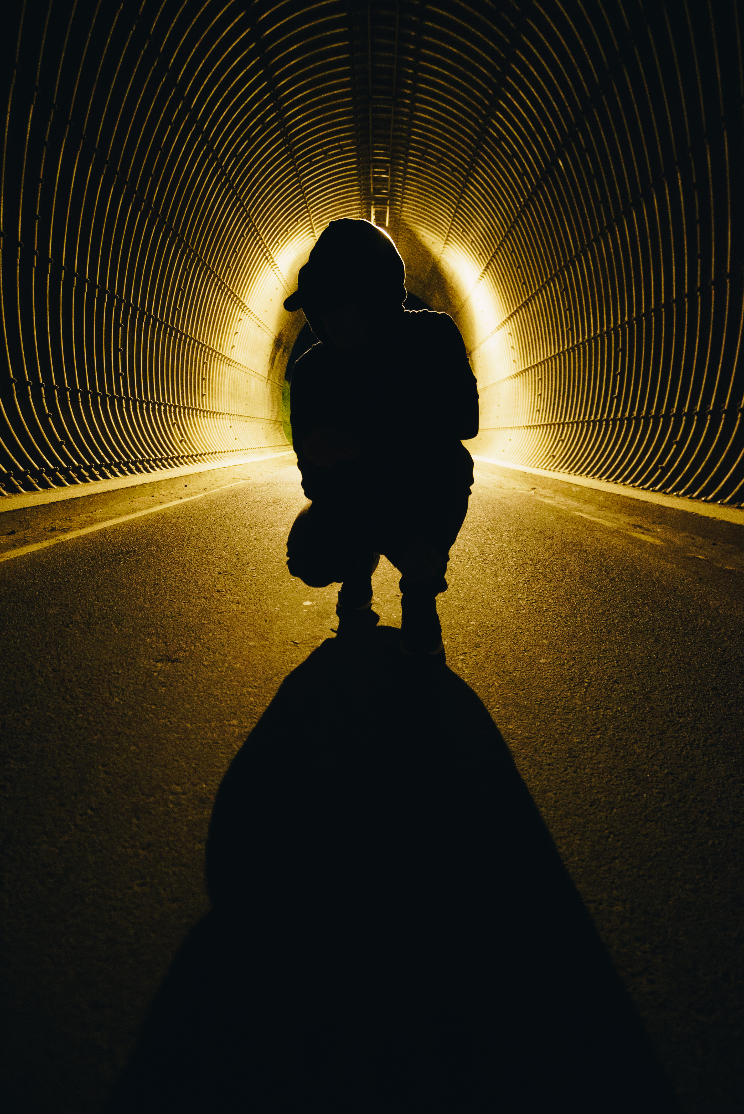 Тень света 4. Тень в туннеле. Женский силуэт в тоннеле. Улыбающаяся тень в туннеле. Темным-темно было в туннелях.