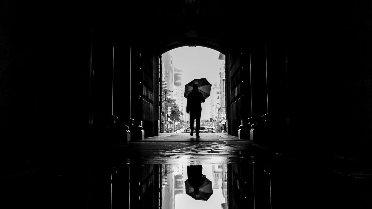 Wallpaper silhouette, umbrella, bw, passage, dark