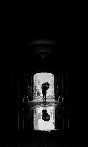 Preview wallpaper silhouette, umbrella, bw, passage, dark