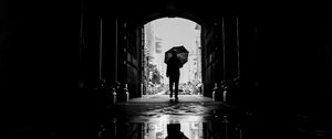 Preview wallpaper silhouette, umbrella, bw, passage, dark