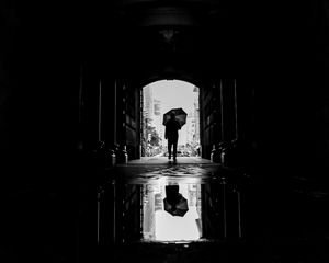 Preview wallpaper silhouette, umbrella, bw, passage, dark