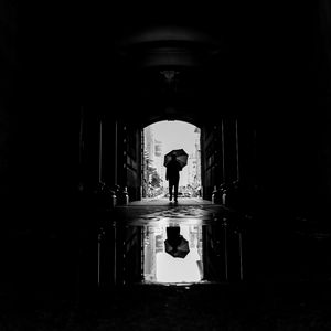 Preview wallpaper silhouette, umbrella, bw, passage, dark