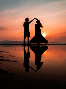 Preview wallpaper silhouettes, couple, dance, love, beach, sunset, dark