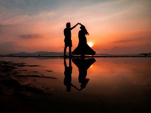 Preview wallpaper silhouettes, couple, dance, love, beach, sunset, dark