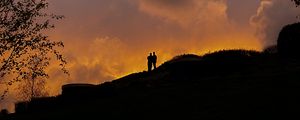 Preview wallpaper silhouettes, couple, dusk, sunset, dark