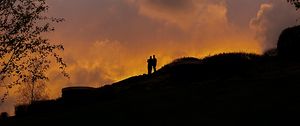 Preview wallpaper silhouettes, couple, dusk, sunset, dark