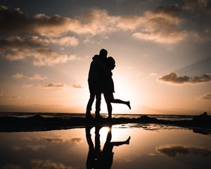 Preview wallpaper silhouettes, couple, hugs, kiss, sunset, dark