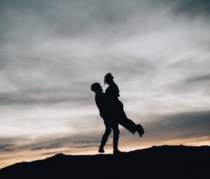 Preview wallpaper silhouettes, couple, hugs, love, dark