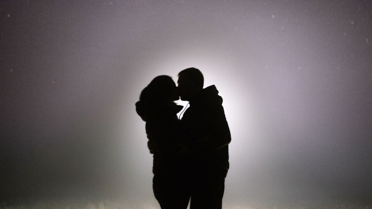 Wallpaper silhouettes, couple, kiss, love, romance