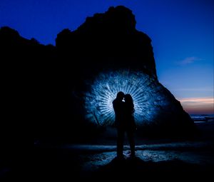 Preview wallpaper silhouettes, couple, love, rock, island