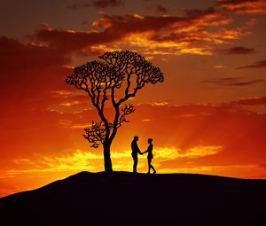 Preview wallpaper silhouettes, couple, love, sunset, tree