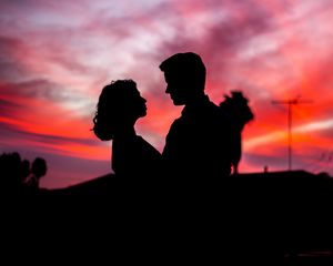 Preview wallpaper silhouettes, couple, love, romance, twilight, dark