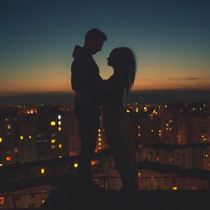 Preview wallpaper silhouettes, couple, romance, night city