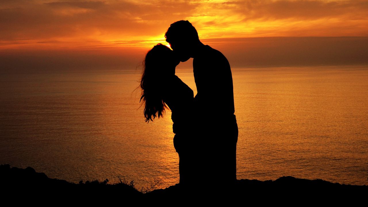 Wallpaper silhouettes, kiss, couple, love, sunset