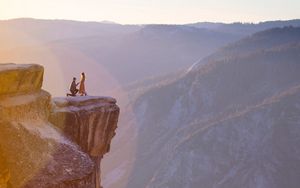Preview wallpaper silhouettes, love, cliff, yosemite valley