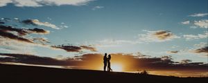 Preview wallpaper silhouettes, pair, sunset, hugs, romance