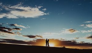 Preview wallpaper silhouettes, pair, sunset, hugs, romance