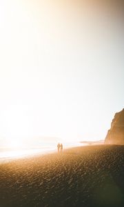 Preview wallpaper silhouettes, shore, couple, fog, walk, sea