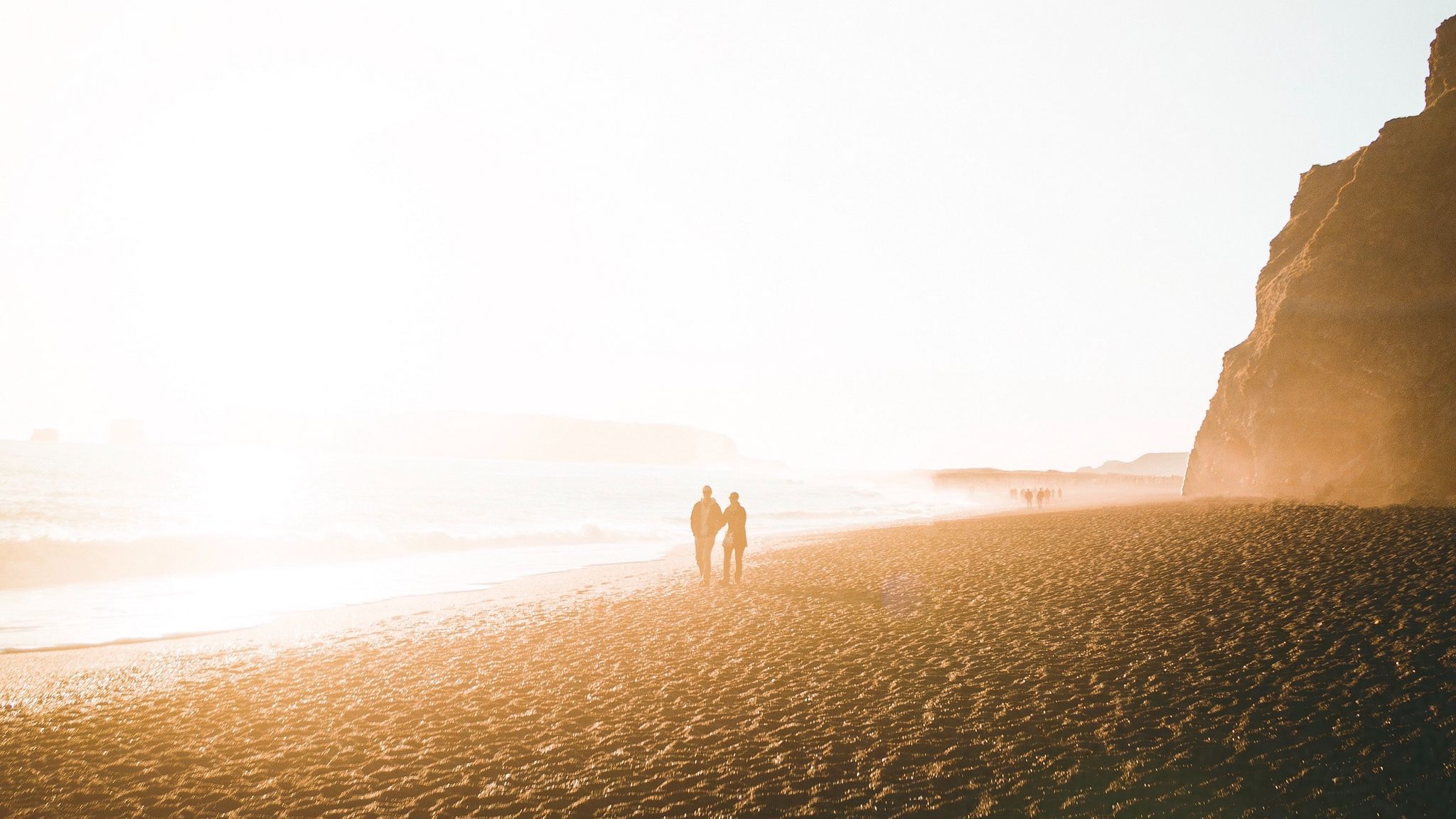 2048x1152 Wallpaper silhouettes, shore, couple, fog, walk, sea 