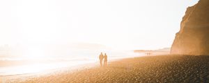 Preview wallpaper silhouettes, shore, couple, fog, walk, sea