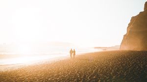 Preview wallpaper silhouettes, shore, couple, fog, walk, sea