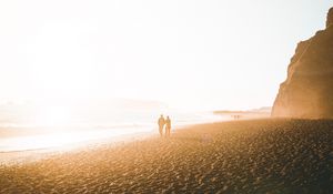 Preview wallpaper silhouettes, shore, couple, fog, walk, sea