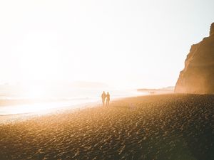 Preview wallpaper silhouettes, shore, couple, fog, walk, sea