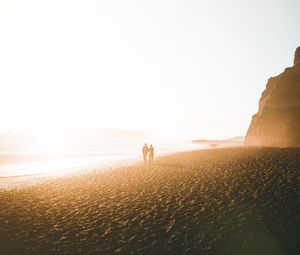 Preview wallpaper silhouettes, shore, couple, fog, walk, sea