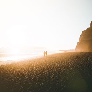 Preview wallpaper silhouettes, shore, couple, fog, walk, sea