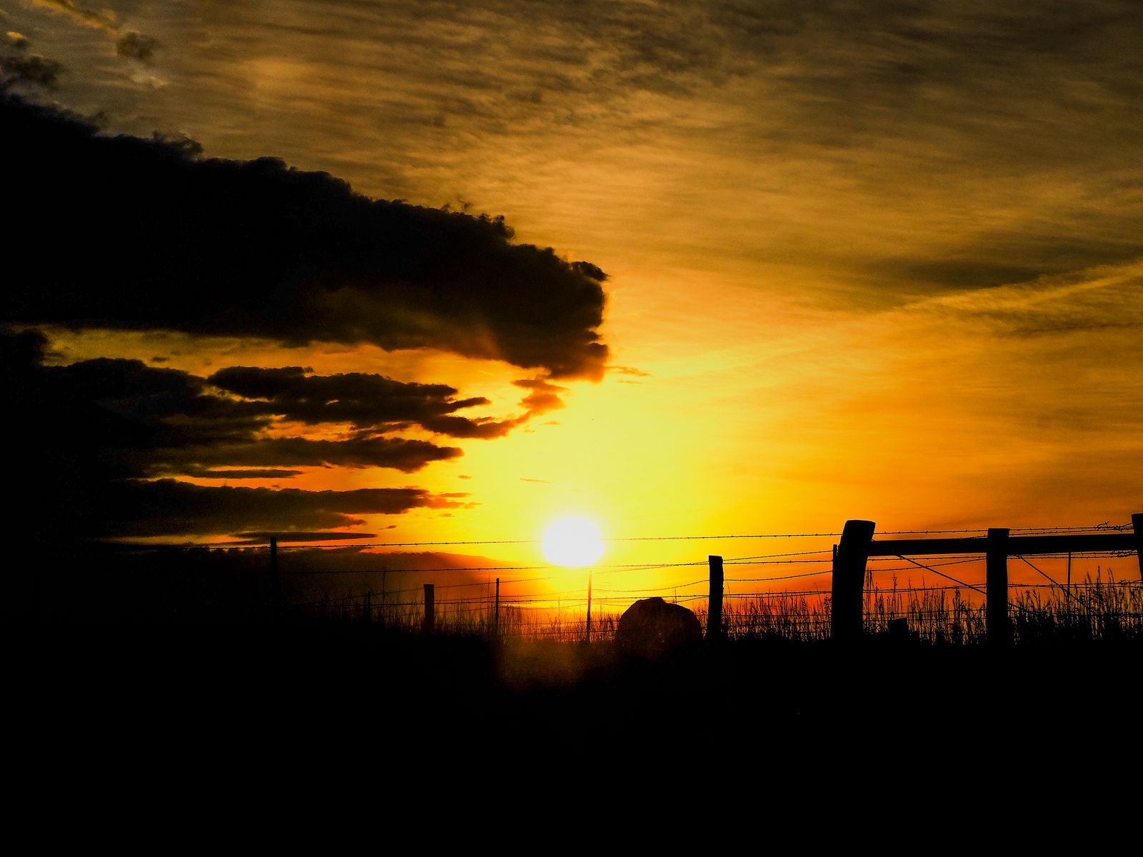 1600x1200 Wallpaper silhouettes, sun, clouds, sky, sunset, dark, landscape