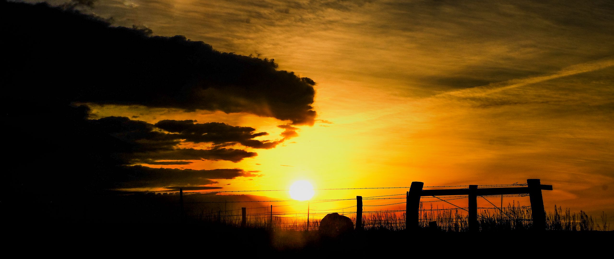 2560x1080 Wallpaper silhouettes, sun, clouds, sky, sunset, dark, landscape