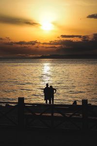 Preview wallpaper silhouettes, sunset, couple, sea, horizon