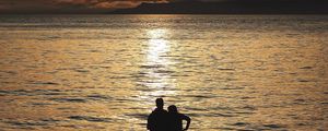 Preview wallpaper silhouettes, sunset, couple, sea, horizon