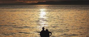 Preview wallpaper silhouettes, sunset, couple, sea, horizon