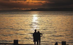 Preview wallpaper silhouettes, sunset, couple, sea, horizon