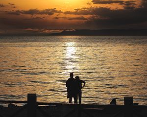 Preview wallpaper silhouettes, sunset, couple, sea, horizon