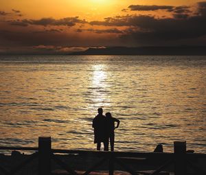 Preview wallpaper silhouettes, sunset, couple, sea, horizon