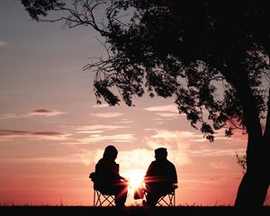 Preview wallpaper silhouettes, sunset, tree, sun, rays