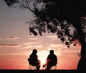 Preview wallpaper silhouettes, sunset, tree, sun, rays