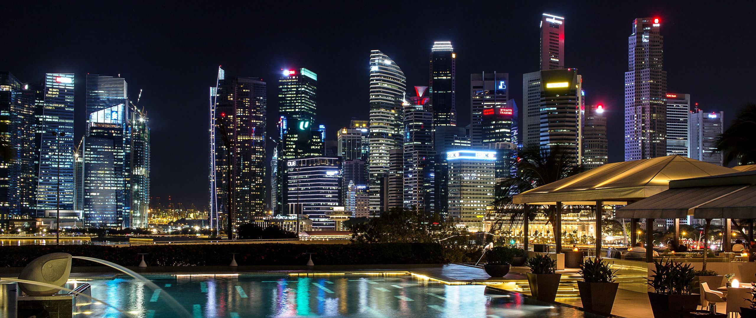Lấy ngay hình nền tải về 2560x1080 với sự trình diễn ánh sáng độc đáo của Singapore vào buổi tối. Điểm nhấn của ánh đèn pha lê và những bức tường không gian đầy mê hoặc, hứa hẹn sẽ khiến bạn thích thú mỗi khi sử dụng máy tính.