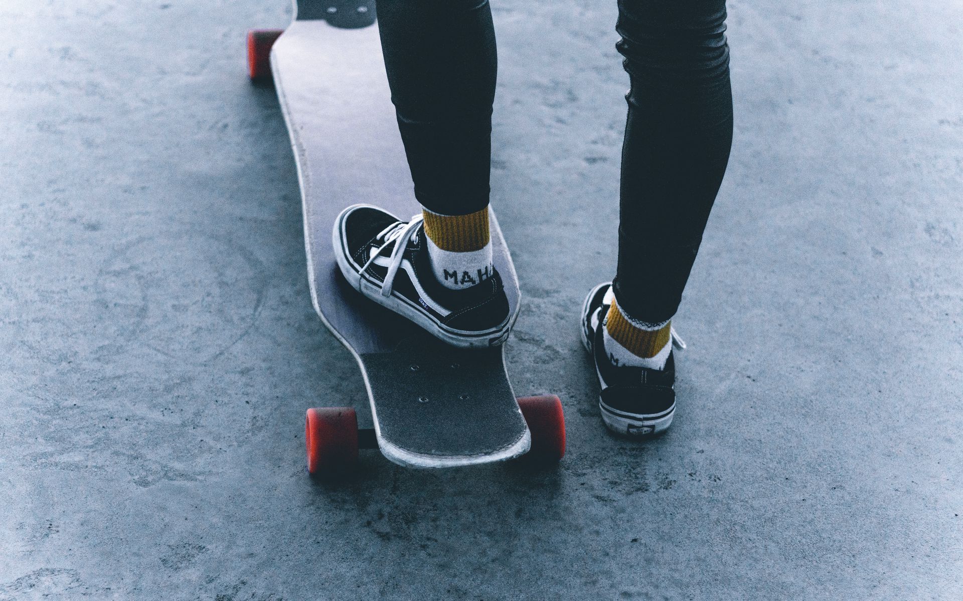 Download wallpaper 1920x1200 skate, skateboard, legs, sneakers, ride