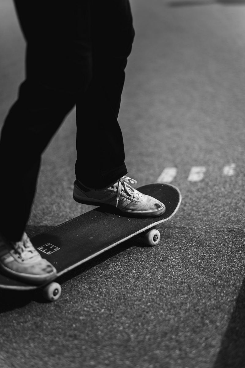 Download wallpaper 800x1200 skate, sneakers, legs, bw iphone 4s/4 for ...