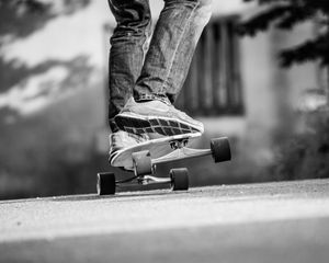 Preview wallpaper skateboard, skate, bw, legs, sneakers