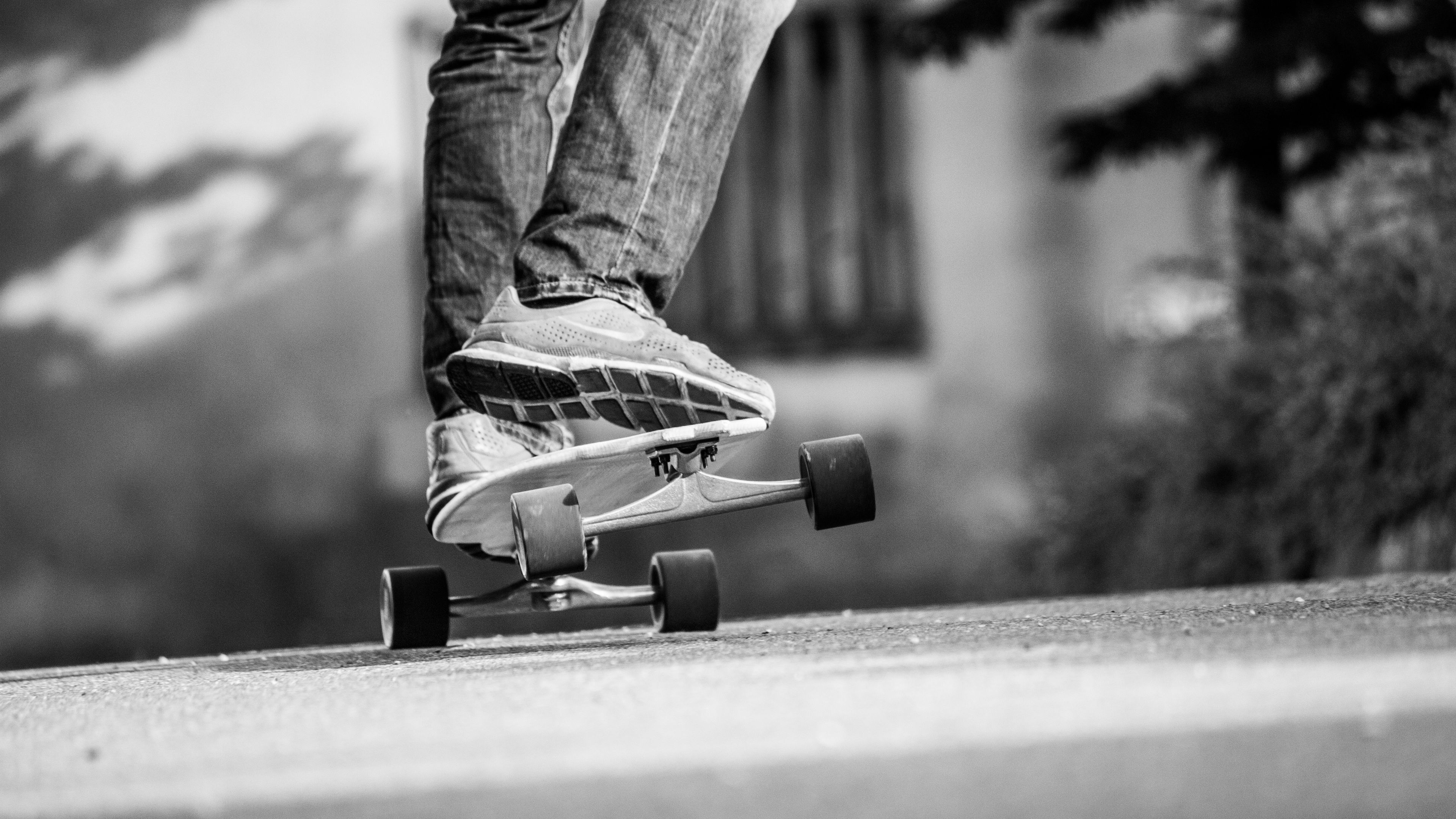 Download wallpaper 3840x2160 skateboard, skate, bw, legs, sneakers 4k 