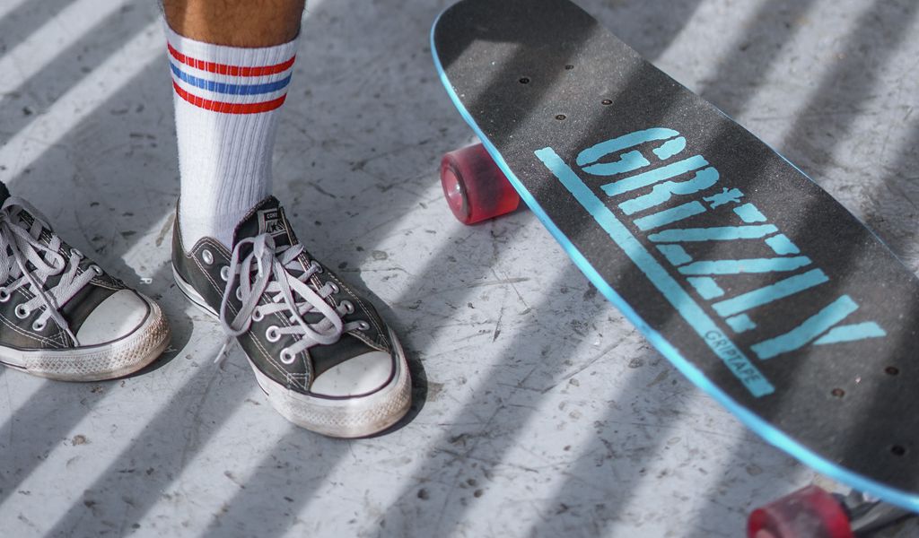 1024x600 Wallpaper skateboard, skate, skater, legs, sneakers, style