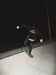 Preview wallpaper skateboard, skate, skater, trick, dark