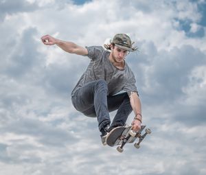 Preview wallpaper skateboarder, skateboard, jump, trick